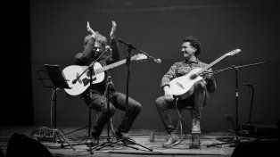 Las guitarras de Facundo Ludi y Alfonso Bekes sonarán en La Casa de La Cultura con José Luis Villano como invitado en percusión.&nbsp;