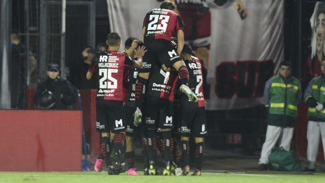 Newells lo definió sobre el cierre con un golazo de Mosquera