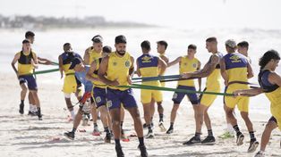 El plantel de Central se entrenó por la mañana en la playa frente al hotel. Una mañana distinta.