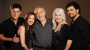 Luis Brandoni junto al elenco actual: Esteban Meloni, Malena Solda, Cecilia Dopazo y Alberto Ajaka.