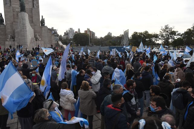 Multitudinaria protesta en el Monumento: era por Vicentin y terminó siendo en contra del gobierno nacional