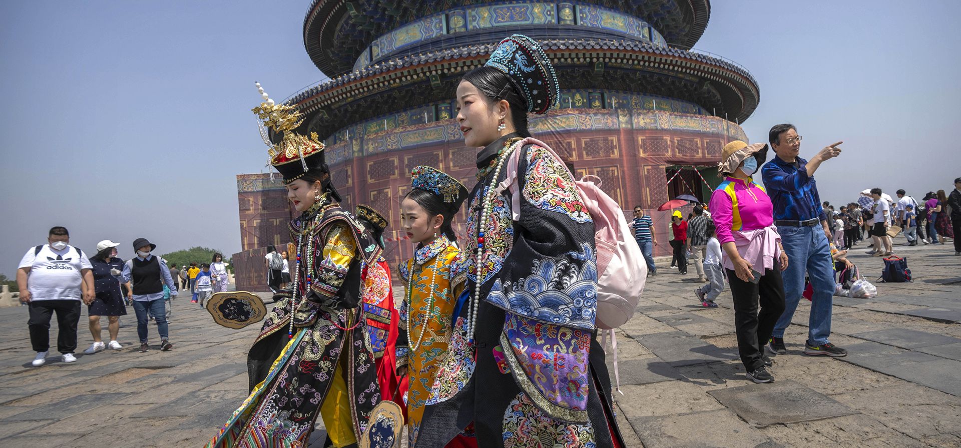 Visitantes vestidos con trajes históricos caminan en el Templo del Cielo el último día del período festivo del Primero de Mayo en Beijing, el miércoles 3 de mayo de 2023. (Foto AP/Mark Schiefelbein)