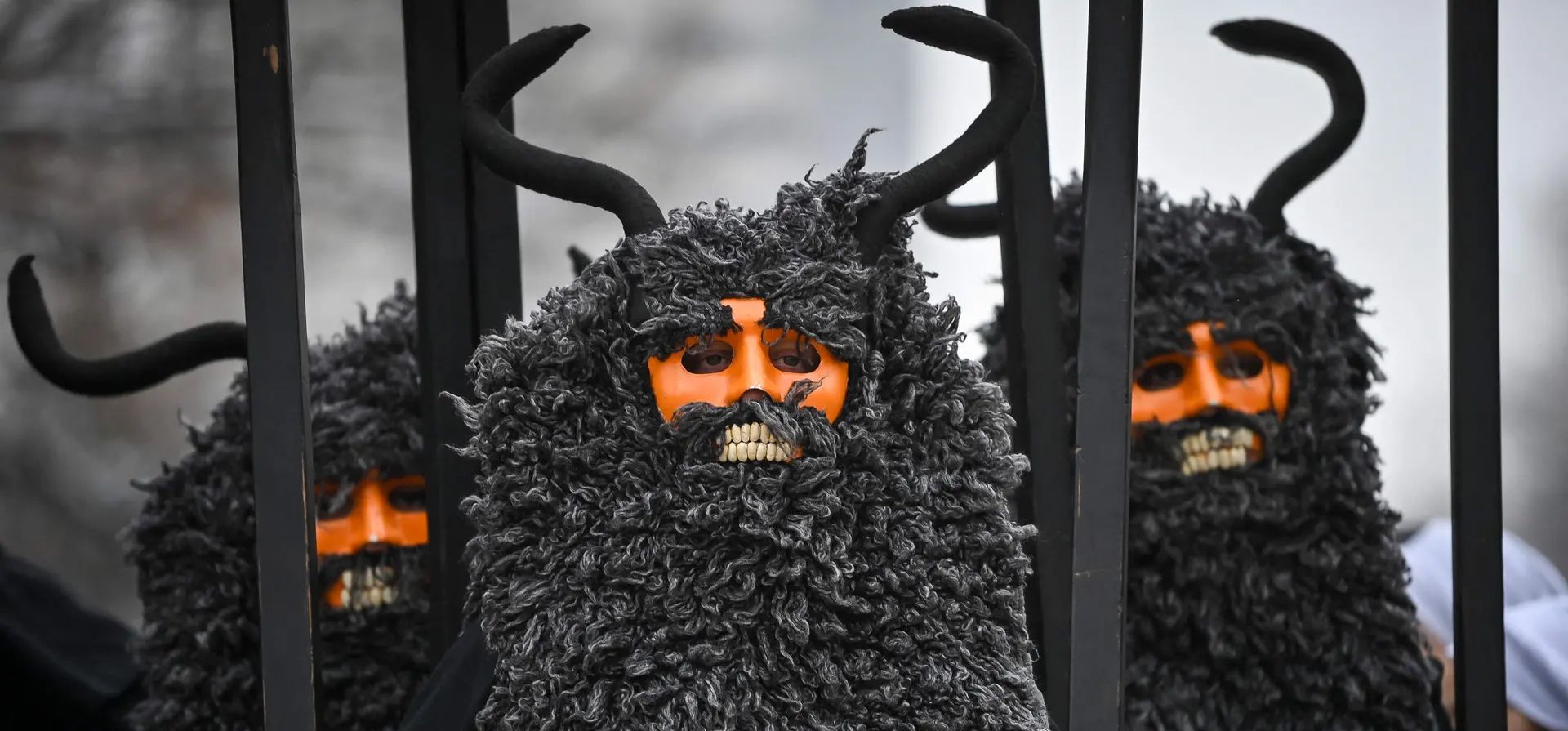 Sofía, Bulgaria. Los bailarines conocidos como kukeri actúan durante el festival internacional de juegos de máscaras. Fotografía: Nikolay Doychinov/AFP/Getty Images