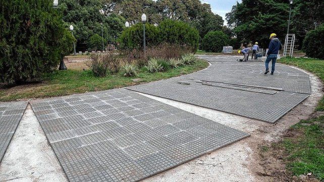 La plaza Sáenz Peña sigue cerrada al público.