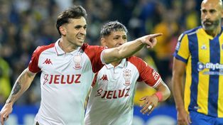 Mazzanti celbra y señala a Ibáñez, Quintana se resigna. El gol que puso arriba a Huracán sobre Central.