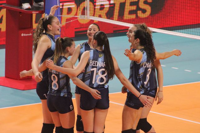 La rosarina Martina Bednarek fue la máxima anotadora con 17 puntos, en el debut de Argentina en vóley, con victoria 3 a 0 sobre Paraguay.