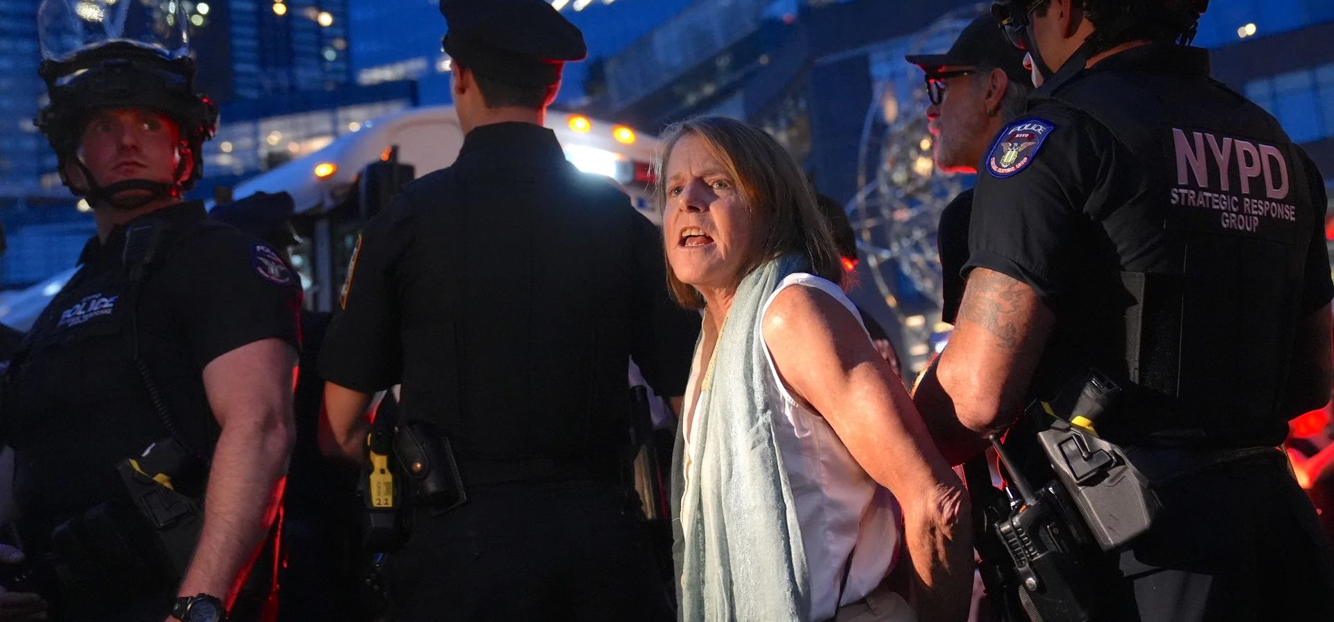 La policía arresta a activistas que protestaban contra la guerra en Gaza frente al hotel Trump International en Manhattan, Ciudad de Nueva York. Fotografía: Anadolu/Getty Images La policía arresta a activistas que protestaban contra la guerra en Gaza frente al hotel Trump International en Manhattan, Ciudad de Nueva York. Fotografía: Anadolu/Getty Images