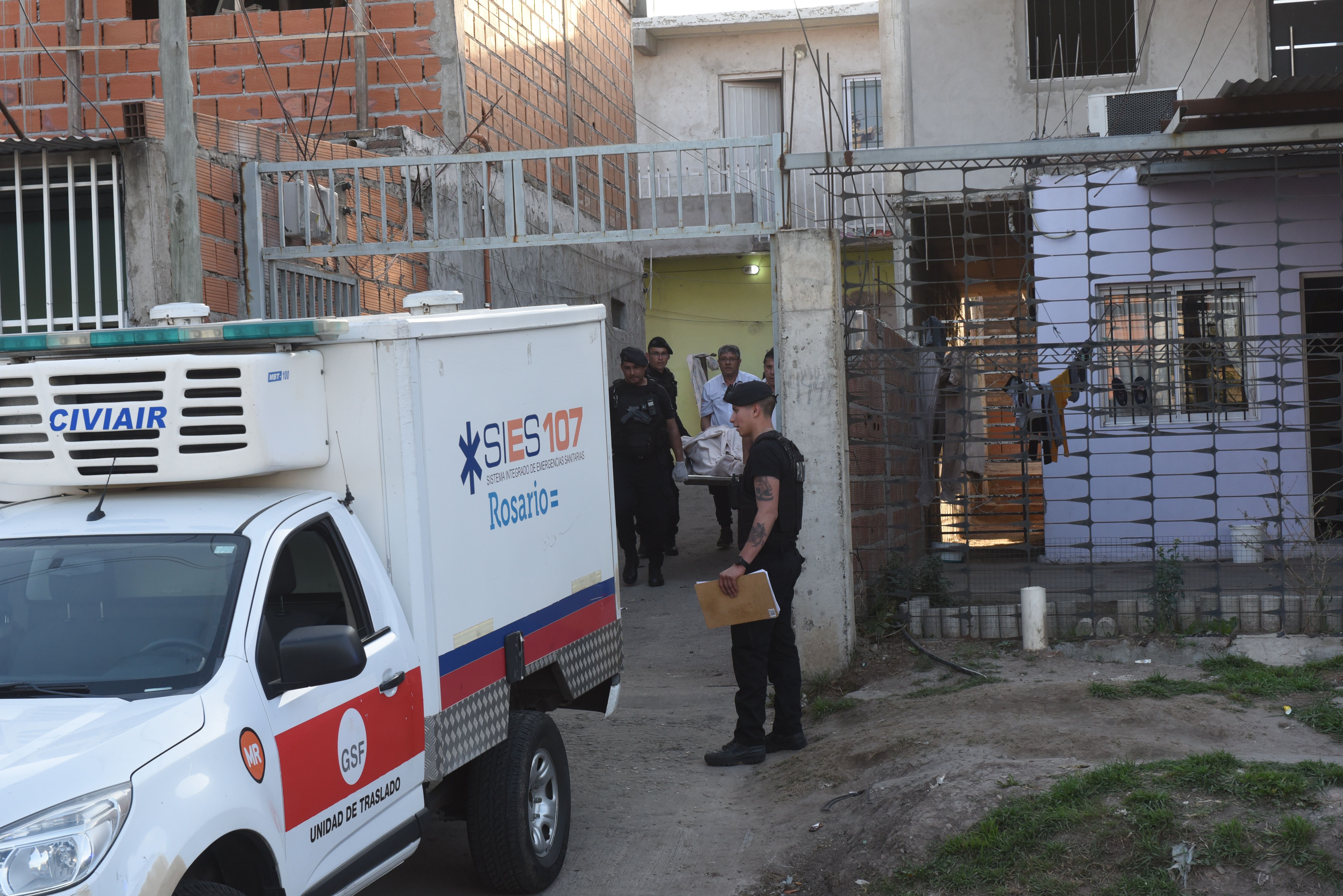 Los peritos retiran el cuerpo de Roberto Acosta de la casa de pasillo de Avellaneda al 4400 donde lo encontraron asesinado.