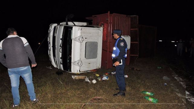 Un camión volcó y su conductor fue hospitalizado