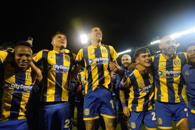Los futbolistas de Central celebraron a pleno en el estadio.