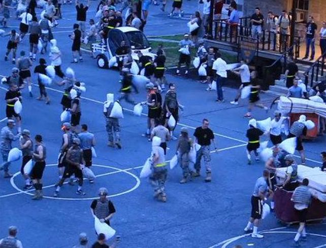Una pelea de almohadas entre cadetes militares terminó con 30 heridos