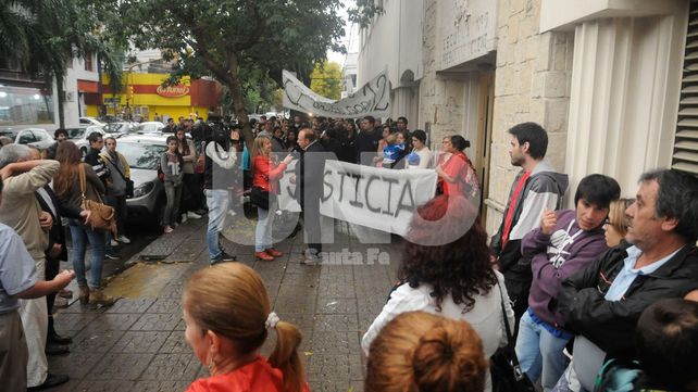 Justicia. La comunidad educativa del Instituto 12 junto a los familiares realizaron una manifestación para pedir por el esclarecimiento del hecho y la detención de los autores del crimen. &nbsp;Foto: José Busiemi&nbsp;