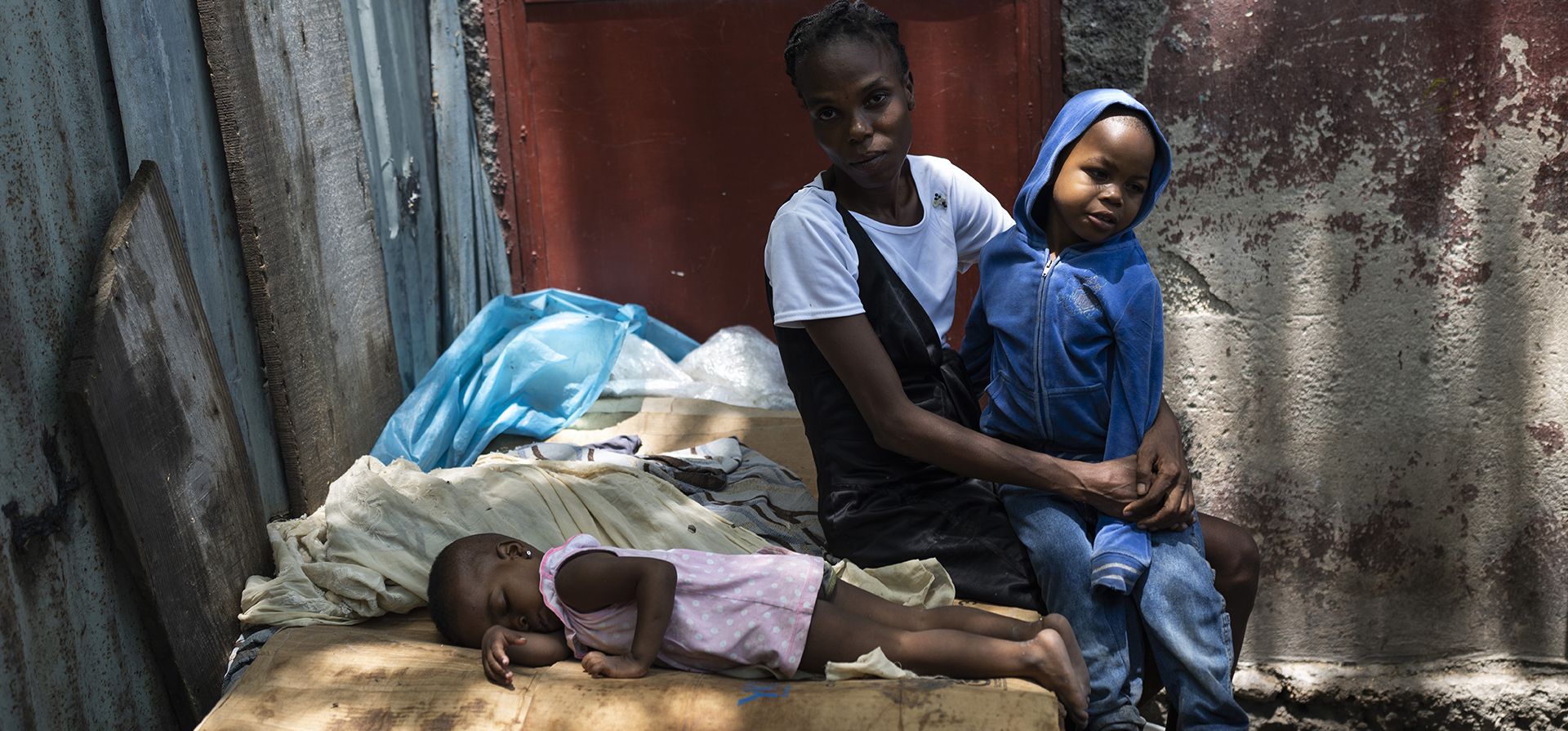 Lovely Benjamin posa con sus hijos en el albergue improvisado levantado en el patio delantero de Jean-Kere Almicar, en Puerto Príncipe, Haití. Cerca de 165.000 haitianos que huyeron de sus hogares ante el repunte de la violencia de las bandas. (Foto AP/Ariana Cubillos) Lovely Benjamin posa con sus hijos en el albergue improvisado levantado en el patio delantero de Jean-Kere Almicar, en Puerto Príncipe, Haití. Cerca de 165.000 haitianos que huyeron de sus hogares ante el repunte de la violencia de las bandas. (Foto AP/Ariana Cubillos)