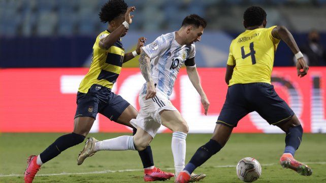 Messi gambetea a los ecuatorianos Angelo Preciado y Robert Arboleda .AP Photo / Andre Penner