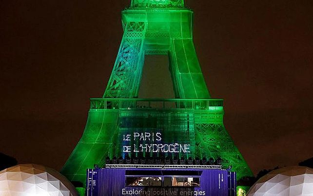 La Torre Eiffel iluminada con hidrógeno verde.