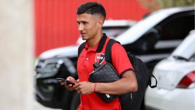 Iván Gómez camina hacia el micro que traslada a Newells rumbo a La Plata.