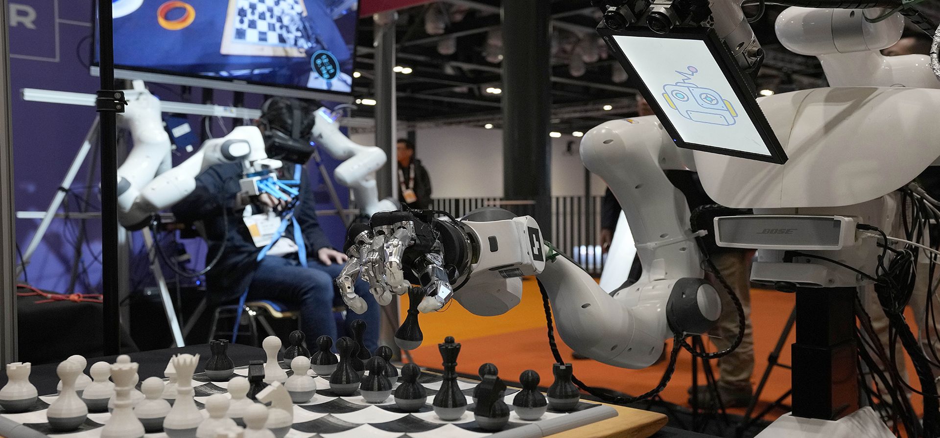 Un robot realiza la acción del ser humano en segundo plano para jugar al ajedrez durante la Conferencia Internacional sobre Robótica y Automatización ICRA en Londres, el martes 30 de mayo de 2023. (Foto AP/Frank Augstein) Un robot realiza la acción del ser humano en segundo plano para jugar al ajedrez durante la Conferencia Internacional sobre Robótica y Automatización ICRA en Londres, el martes 30 de mayo de 2023. (Foto AP/Frank Augstein)