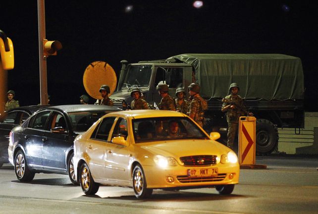 Soldados turcos se ubican en la parte asiática de Estambul&nbsp;