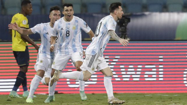 Lionel ya anotó su golazo y sale a festejar seguido por Acuña y Martínez. Foto AP Andre Penner.