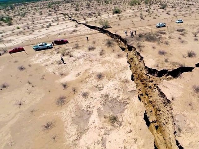 Una enorme grieta de un kilómetro apareció en Hermosillo, México
