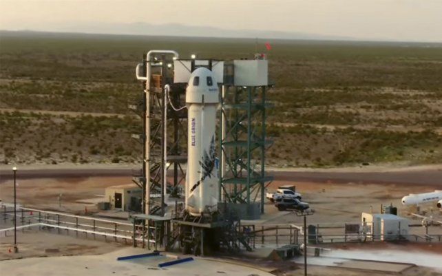 El cohete New Shepard de Blue Origin se encuentra en una plataforma de lanzamiento de un puerto espacial cerca de Van Horn, Texas, el martes 20 de julio de 2021.