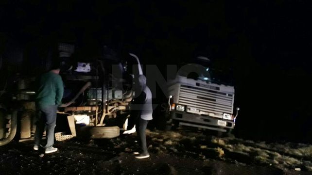 Choque y vuelco entre dos camiones sobre la autopista Santa Fe-Rosario