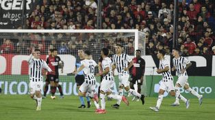Talleres festeja el gol de Garro. Hoyos fue corresponsable de esa anotación.