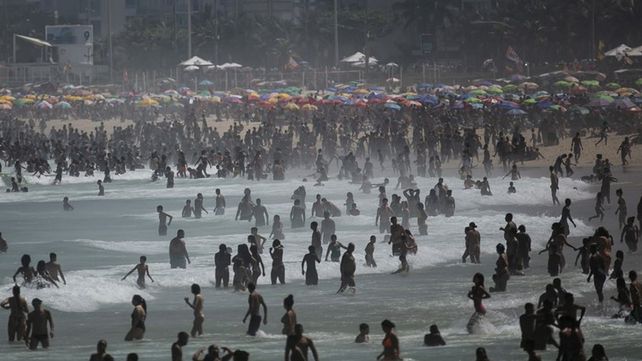 Una playa de Rio de Janeiro repleta de gente.