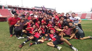 Campeones. Los leprosos festejan la conquista.