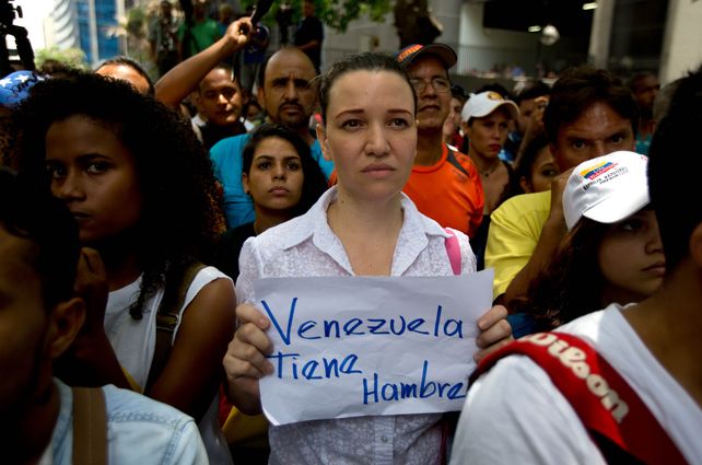 En las calles. La escasez crónica de alimentos y medicinas es el pan diario de los venezolanos. &nbsp;
