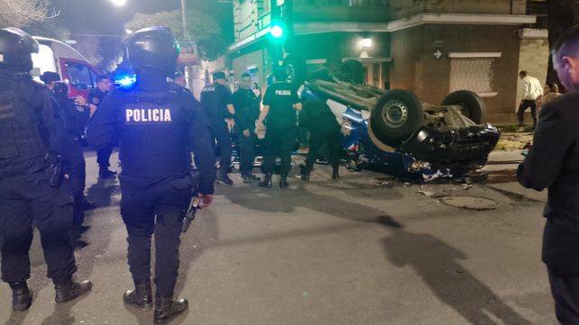 La camioneta de la Policía terminó volcando tras impactar con violencia contra una 4x4 en Santa Fe y Carrriego. &nbsp; a&nbsp;