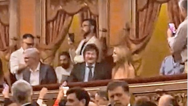 Javier Milei fue al Teatro Colón y lo recibieron con cánticos e insultos: Vos sos la dictadura