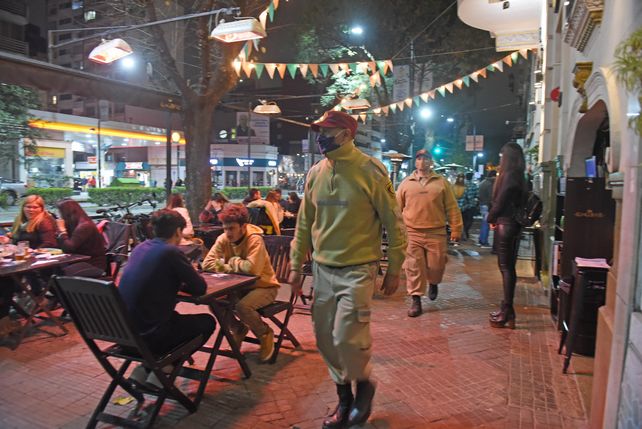 Desbaratan tres fiestas en Rosario y detienen a 66 personas