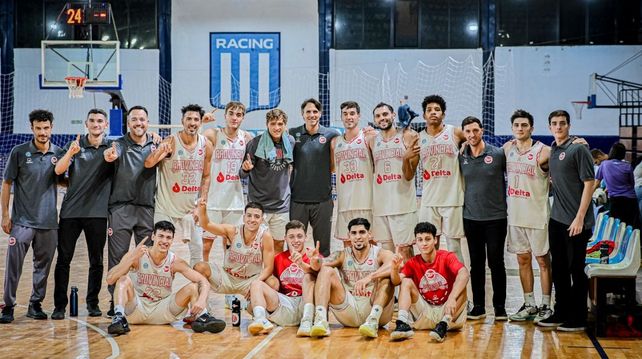 El plantel de Provincial muestra el uno en la cancha de Racing. Primeros en la Conferencia Sur de la Liga Argentina de Básquet.