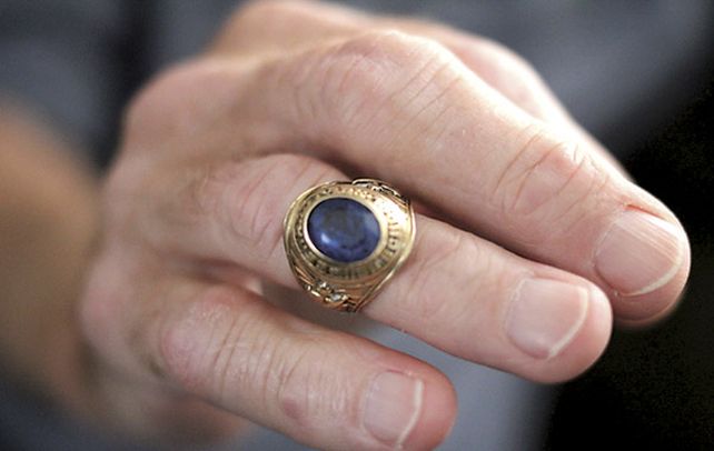 Pulido. Stan Ostapiak con su anillo. El misterio de su hallazgo permanece.
