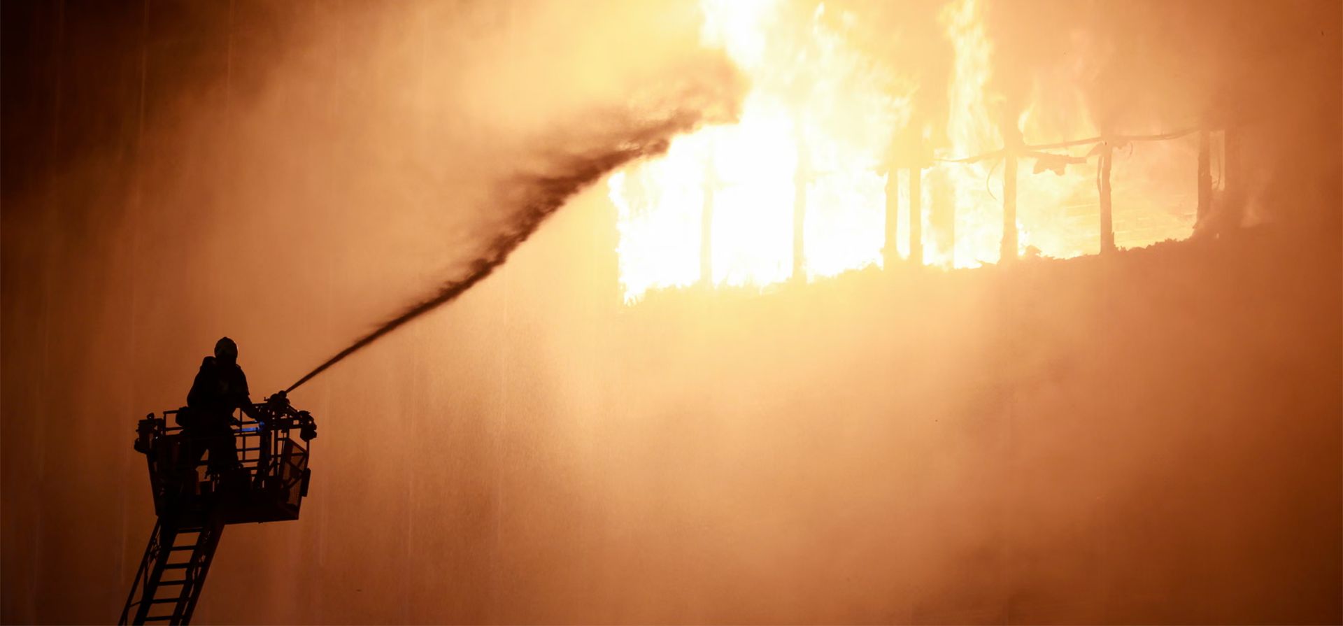 Los bomberos trabajan para apagar un incendio en un edificio de gran altura, Zagreb, Croacia. Fotografía: AFP/Getty Images Los bomberos trabajan para apagar un incendio en un edificio de gran altura, Zagreb, Croacia. Fotografía: AFP/Getty Images