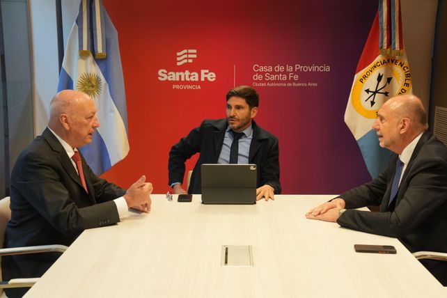 Los exgobernadores Antonio Bonfatti y Omar Perotti a los costados, Maximiliano Pullaro en el centro, antes de la reuni&oacute;n por la deuda previsional.