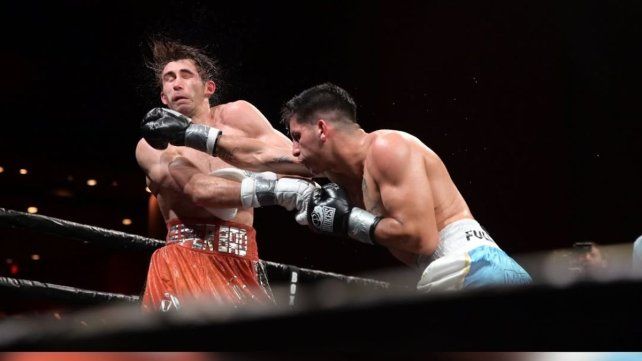 El derechazo de Brian Arregui impacta en el rostro de su rival.