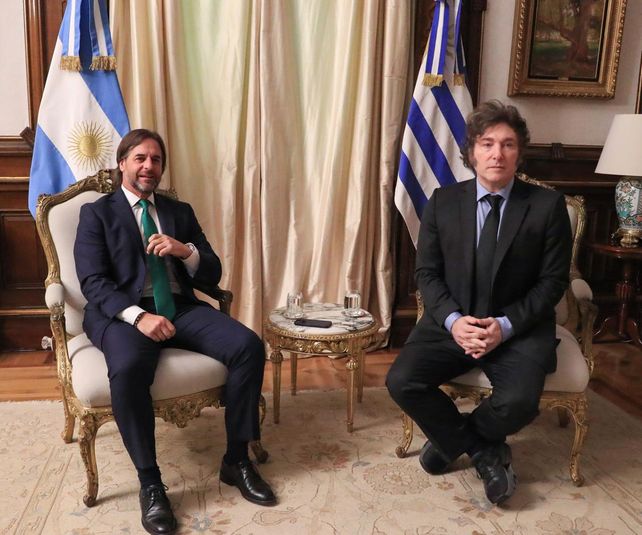 El presidente Javier Milei mantuvo una extensa reunión de una hora en Casa Rosada con su par de Uruguay El presidente Javier Milei mantuvo una extensa reunión de una hora en Casa Rosada con su par de Uruguay