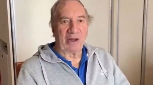 El Narigón Bilardo vive su mundo y sólo mira fútbol