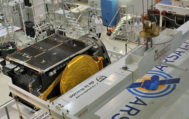 Avance. El satélite con los paneles solares plegados poco antes de ser transportado para su lanzamiento.