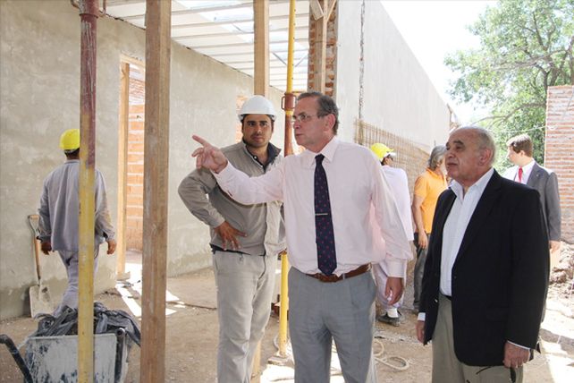 Inspeccionan las obras de los centros de salud en Barrio Acería y San José