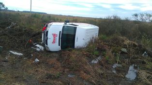 Perdió el control de la camioneta y volcó en la ruta provincial 2