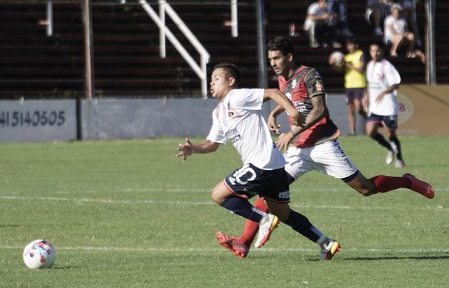 Salvo la ropa. Tomás Gaitán inicia el ataque del matador. El hábil mediocampista recién en la segunda etapa subió el nivel ante Claypole.  