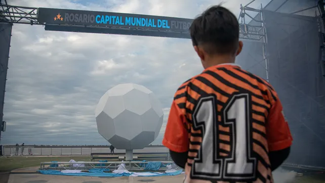 La pelota gigante tiene 4 metros de altura y está a metros del río