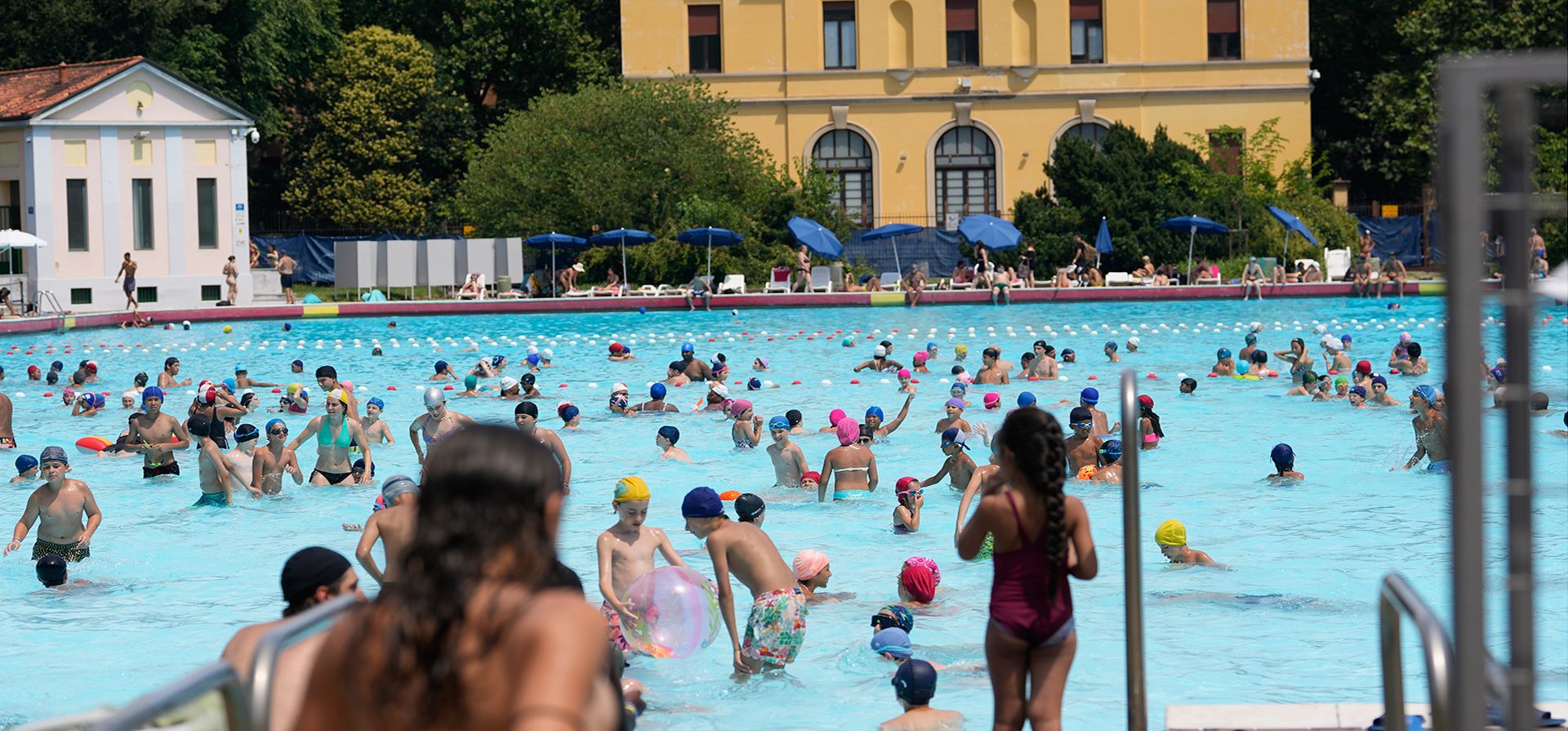 La gente se refresca en la Piscina Romano ante la previsión de una ola de calor en toda Italia, en Milán, Italia, el miércoles 24 de junio de 2026. (Foto AP/Luca Bruno) La gente se refresca en la Piscina Romano ante la previsión de una ola de calor en toda Italia, en Milán, Italia, el miércoles 24 de junio de 2026. (Foto AP/Luca Bruno)