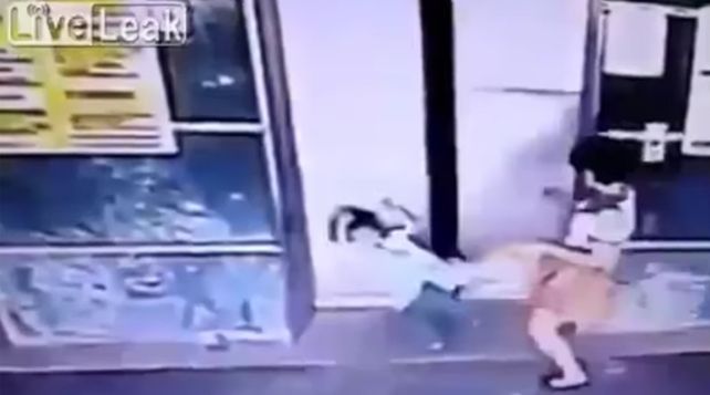 Una patada salvadora evitó que una niña quedara atrapada en la puerta de un ascensor