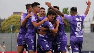 Los jugadores de Sacachispas festejan el ascenso a la Primera Nacional.