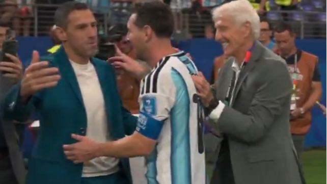 Maxi Rodríguez abre los brazos para saludar a Lionel Messi. Al lado