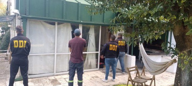 Allanaron la casa del hombre que estaba con la mujer fallecida en el hotel, pero no lo encontraron